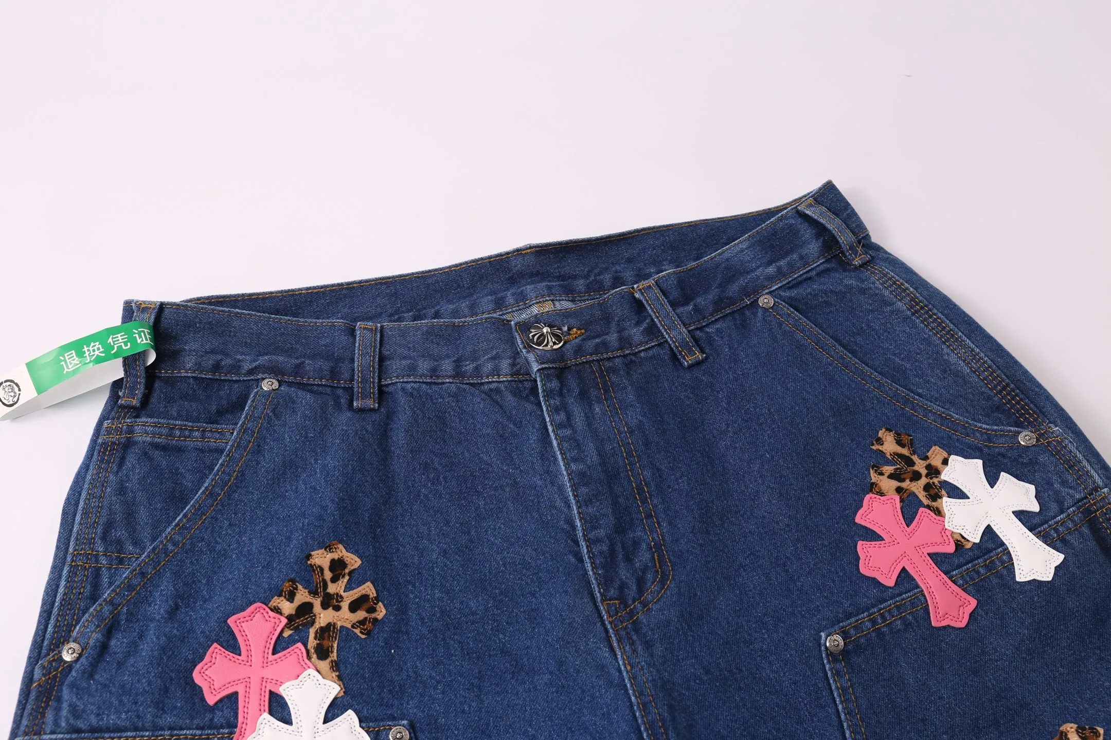 P280 Style number: H891 Croxin & 𝐂𝐡𝐫𝐨𝐦𝐞 𝐇𝐞𝐚𝐫𝐭 ss25 limited edition white pink leopard print and leather imitation wood trousers jeans. Styles with different washed textures are very friendly to people with thin legs. The slightly flared version perfectly modifies the leg shape. The timeless and moderate length makes it easy to match and match. It is the basis for various styles and is a must-have in your wardrobe! The fabric is stiff but also makes the upper body soft without losing texture. The washing process is even more perfect. It is a must-have item for everyone! ! ! Washed wheat, hang tag, pants label, three labels complete Color: blue Size: 28-30-32-34-36